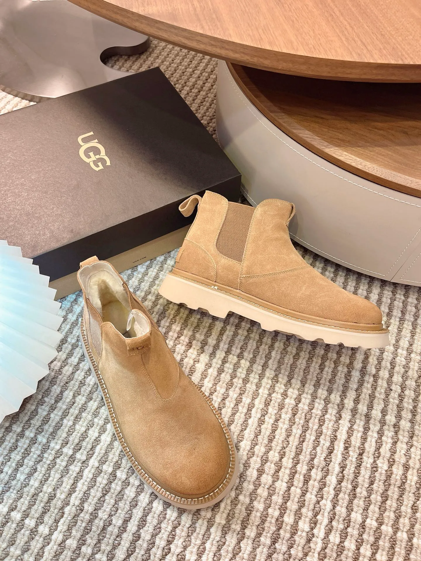 【UGG】 P: 600💰 Size: 40 to 44 (45 custom-made) 2025 new style 𝑼𝑮𝑮•Men's ◾️. Winter snow boots and fur shoes. The matching coefficient is also 100%. 💥Good-looking✨Fully fashionable and stylish when worn. 📈 Lager casual boots, lace-up style. The heels are decorated with hot embossed brand logos. Item No.: 1171113 Upper: high-quality cow suede Lining: sheepskin imported from Australia 🐑The inner lining is made of Australian lamb wool Outsole: EVA non-slip outsole. 45